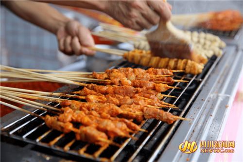 樂山美食又火了 缽缽雞、麻辣燙、蛋烘糕一站式打卡，農副土特產品添彩